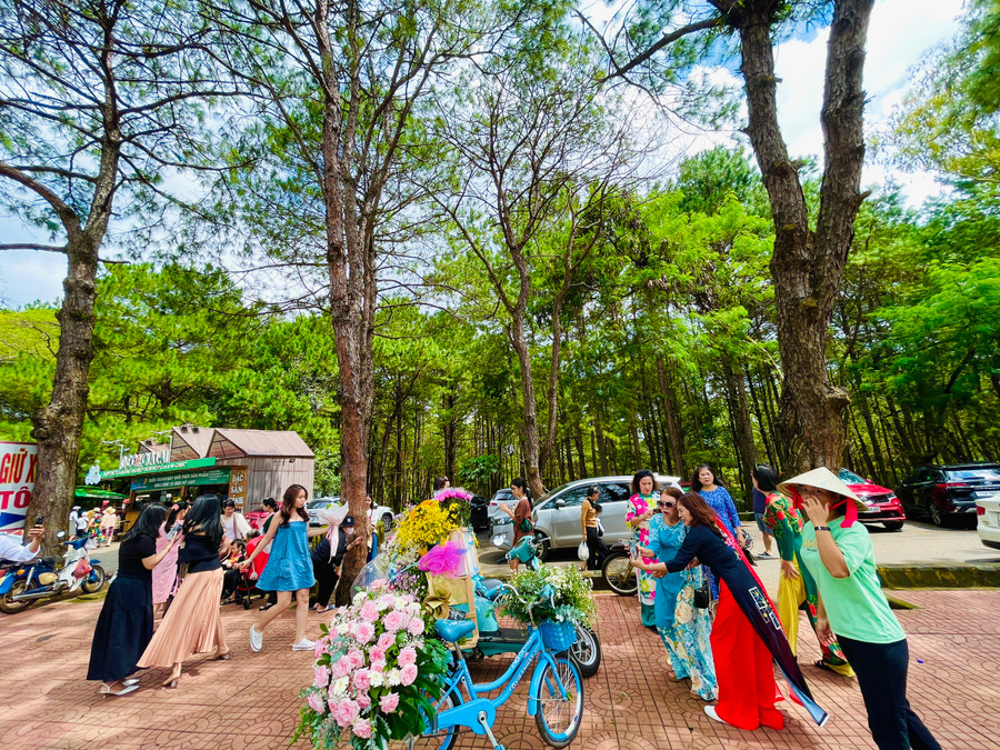 Du khách thích thú với những chiếc xe ngập tràn các loại hoa tươi tại Khu du lịch Biển Hồ. Ảnh: Trần Dung