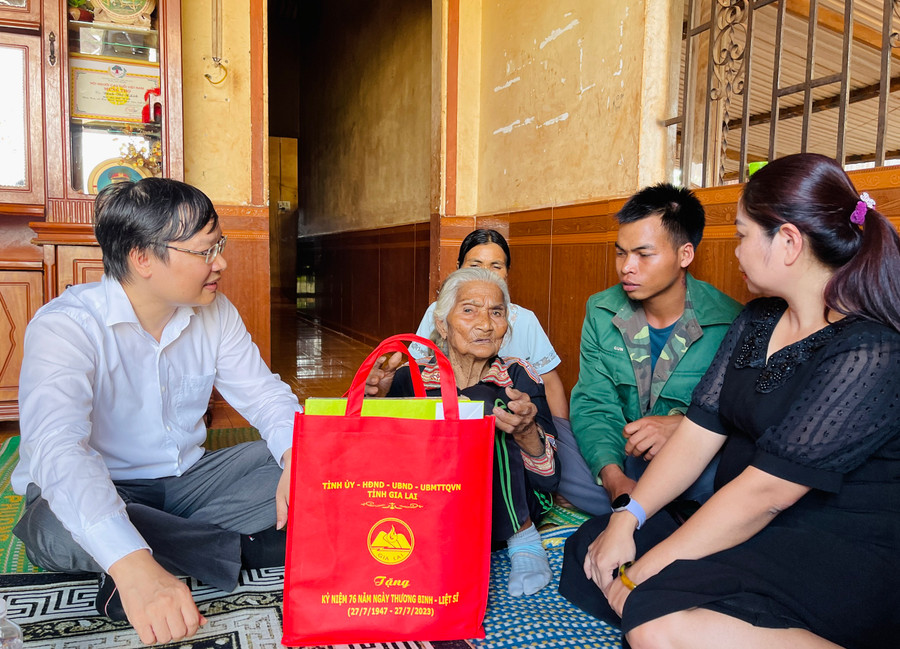 Chủ tịch UBND tỉnh Trương Hải Long và các thành viên trong đoàn thăm, tặng quà gia đình bà Đinh Thị Hlăk (bệnh binh, làng Kóp, xã Kon Yang). Ảnh: Trần Dung