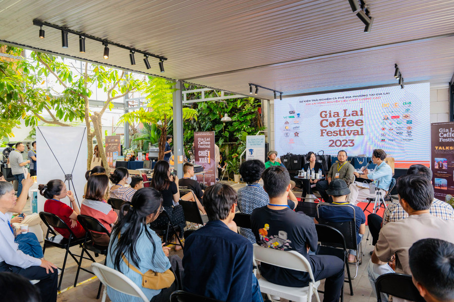 Talkshow về chuyên đề chất lượng cà phê Gia Lai thu hút đông đảo các đơn vị thuộc hệ sinh thái ngành cà phê cũng như người dân và du khách. Ảnh: Trần Dung Talkshow về chuyên đề chất lượng cà phê Gia Lai thu hút đông đảo các đơn vị thuộc hệ sinh thái ngành cà phê cũng như người dân và du khách. Ảnh: Trần Dung