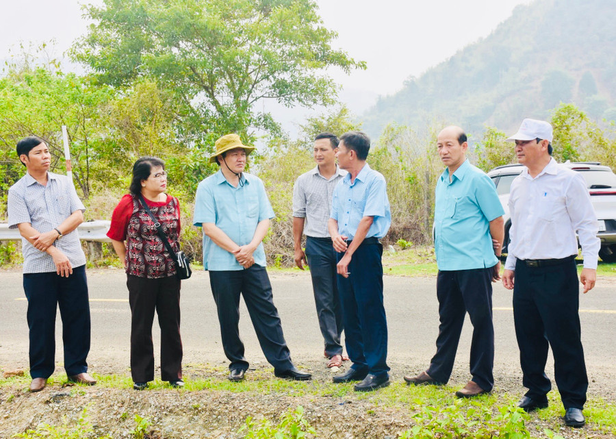Đoàn công tác đến khảo sát về tình hình phát triển kinh tế-xã hội tại làng Díp, xã Ia Kreng. Ảnh: Trần Dung