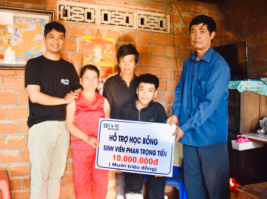 Hội Nạn nhân chất độc da cam/dioxin huyện Chư Sê đã vận động các nguồn lực hỗ trợ, “tiếp bước” cho Tiến vững vàng hơn trên giảng đường Đại học. Ảnh: Trần Dung