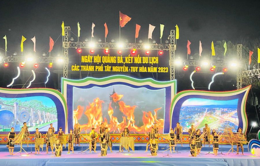 Phần trình diễn nhạc cụ dân tộc của các nghệ nhân đến từ phố núi Pleiku (Gia Lai). Ảnh: Trần Dung Phần trình diễn nhạc cụ dân tộc của các nghệ nhân đến từ phố núi Pleiku (Gia Lai). Ảnh: Trần Dung