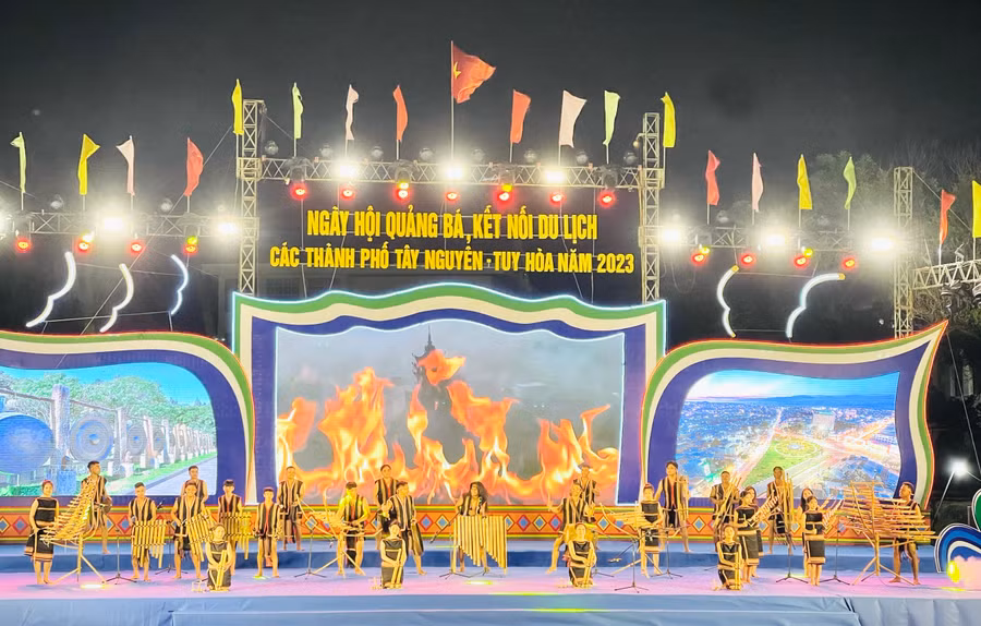 Phần trình diễn nhạc cụ dân tộc của các nghệ nhân đến từ phố núi Pleiku (Gia Lai). Ảnh: Trần Dung