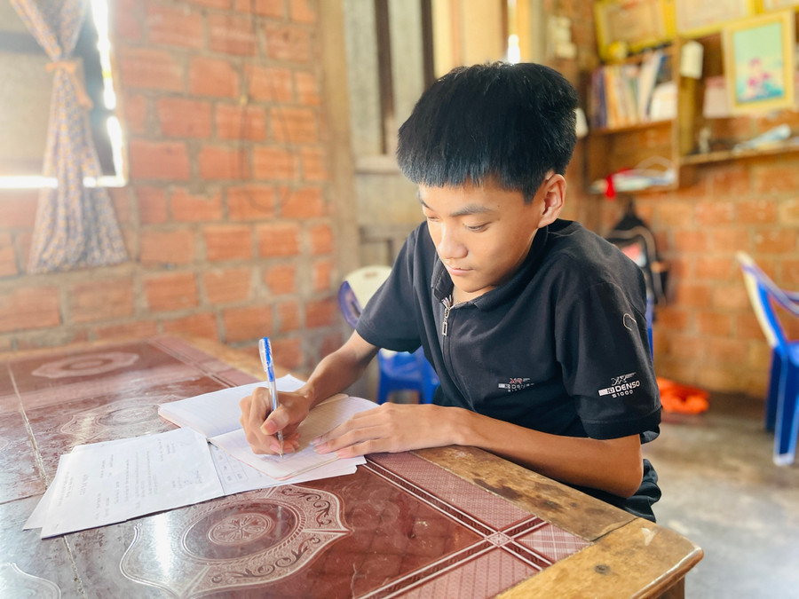 Tiến mang trong mình căn bệnh xương thủy tinh nhưng luôn nỗ lực vươn lên trong cuộc sống. Ảnh: Trần Dung Tiến mang trong mình căn bệnh xương thủy tinh nhưng luôn nỗ lực vươn lên trong cuộc sống. Ảnh: Trần Dung