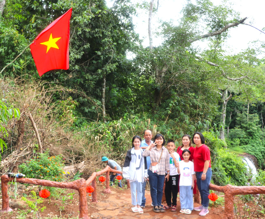 Anh Phạm Minh Điệp (làng Châu, xã Chư Krêy, huyện Kông Chro) cùng người thân tham quan, trải nghiệm tại thác Hang Dơi (thị trấn Kbang). Ảnh: Ngọc Minh