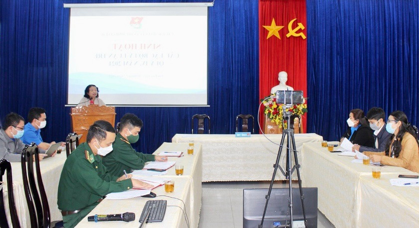 Các thành viên CLB lý luận trẻ của tỉnh tham gia một buổi sinh hoạt. Ảnh: Mai Ka Các thành viên CLB lý luận trẻ của tỉnh tham gia một buổi sinh hoạt. Ảnh: Mai Ka