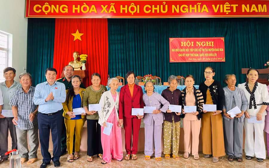 Đoàn đại biểu Quốc hội tỉnh tặng 20 suất quà cho các gia đình chính sách, người có công. Ảnh: Trần Dung