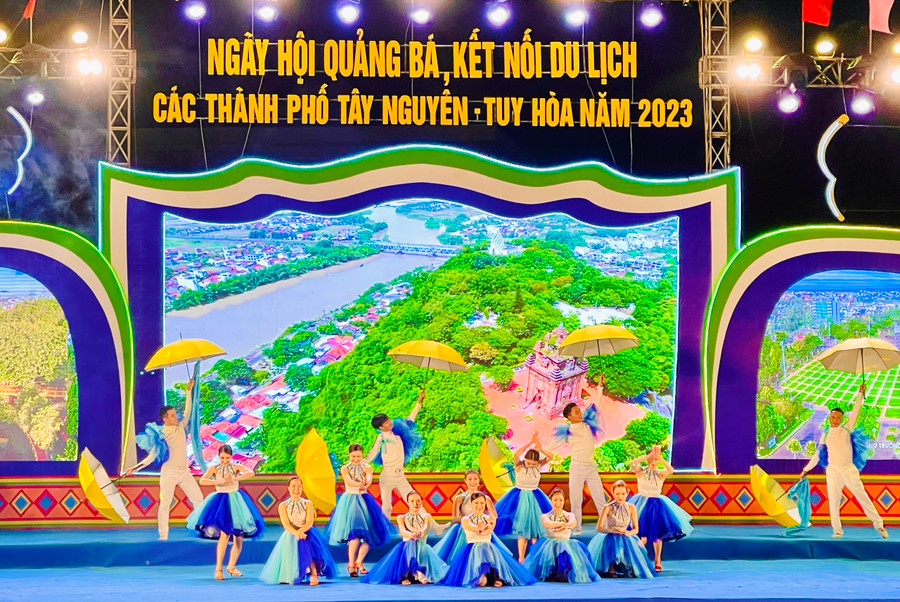 Vẻ đẹp và hương vị đại dương xanh qua các tiết mục văn nghệ của TP. Tuy Hòa (Phú Yên). Ảnh: Trần Dung Vẻ đẹp và hương vị đại dương xanh qua các tiết mục văn nghệ của TP. Tuy Hòa (Phú Yên). Ảnh: Trần Dung