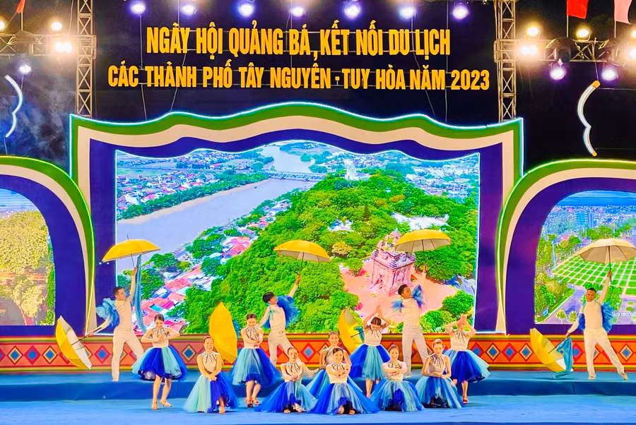 Vẻ đẹp và hương vị đại dương xanh qua các tiết mục văn nghệ của TP. Tuy Hòa (Phú Yên). Ảnh: Trần Dung