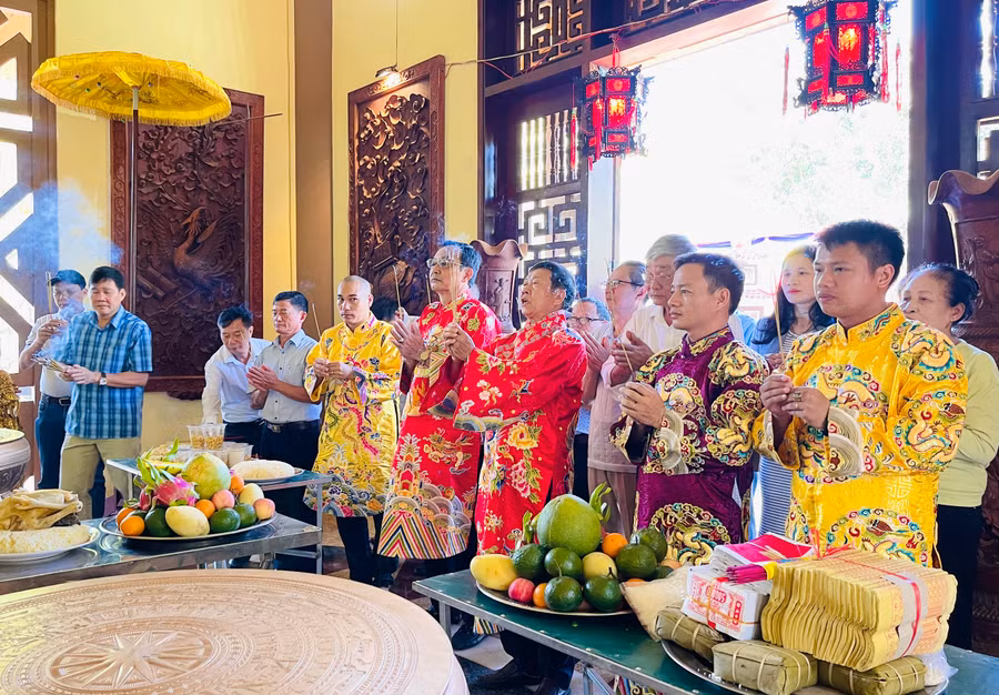 Những người con đất Tổ trong Hội đồng hương Vĩnh Phú tại Gia Lai quy tụ về dưới Đền thờ Quốc Tổ. Ảnh: Trần Dung