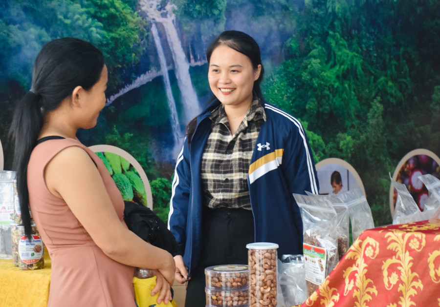 Sự kiện trưng bày, bán sản phẩm đã giúp người dân được tiếp cận các sản phẩm đặc trưng vùng miền. Ảnh: Trần Dung Sự kiện trưng bày, bán sản phẩm đã giúp người dân được tiếp cận các sản phẩm đặc trưng vùng miền. Ảnh: Trần Dung