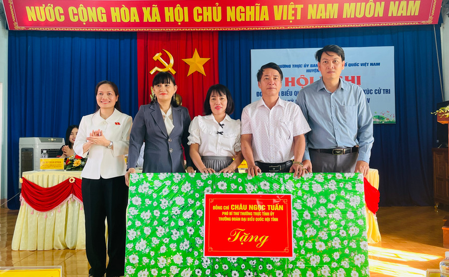 Đại diện 4 đơn vị trường học trên địa bàn huyện Chư Pưh nhận 4 suất quà của Phó Bí thư Thường trực Tỉnh ủy, Trưởng Đoàn đại biểu Quốc hội tỉnh Châu Ngọc Tuấn. Ảnh: Trần Dung