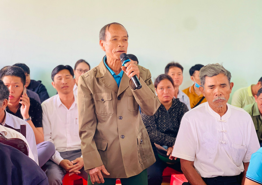 Cử tri xã Ia Hrú kiến nghị về vấn đề đường giao thông nông thôn xuống cấp. Ảnh: Trần Dung