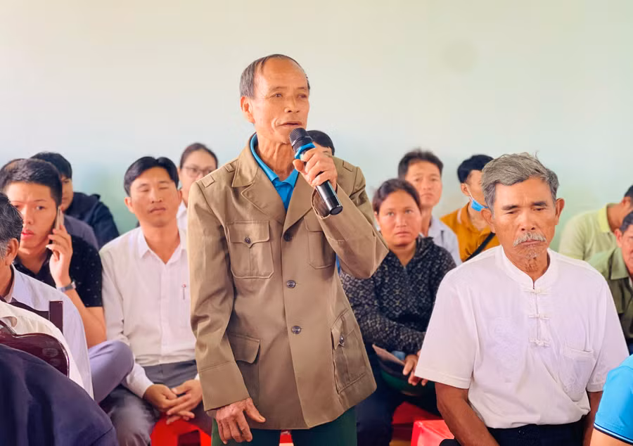 Cử tri xã Ia Hrú kiến nghị về vấn đề đường giao thông nông thôn xuống cấp. Ảnh: Trần Dung