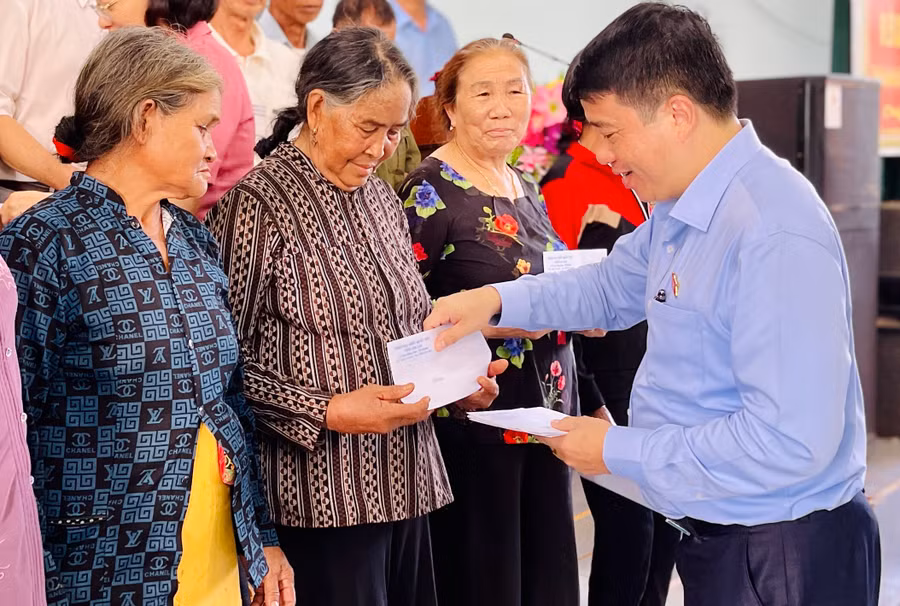 Đoàn đại biểu Quốc hội tỉnh tặng 20 suất quà cho các gia đình chính sách, người có công trên địa bàn thị trấn Ia Ly, huyện Chư Păh. Ảnh: Trần Dung