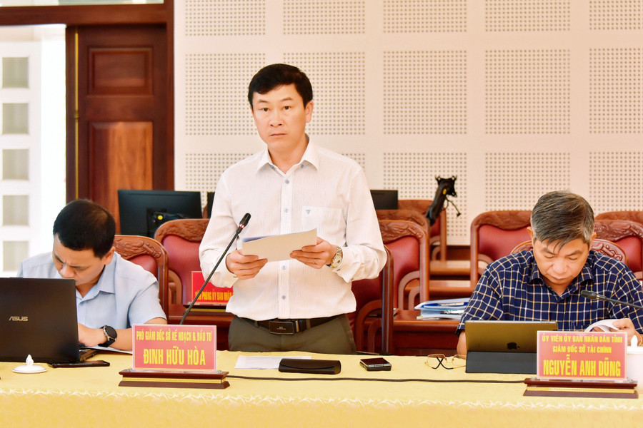 Ông Đinh Hữu Hòa-Phó Giám đốc Sở Kế hoạch-Đầu tư báo cáo tình hình phát triển kinh tế-xã hội 8 tháng đầu năm. Ảnh: Đức Thụy Ông Đinh Hữu Hòa-Phó Giám đốc Sở Kế hoạch-Đầu tư báo cáo tình hình phát triển kinh tế-xã hội 8 tháng đầu năm. Ảnh: Đức Thụy