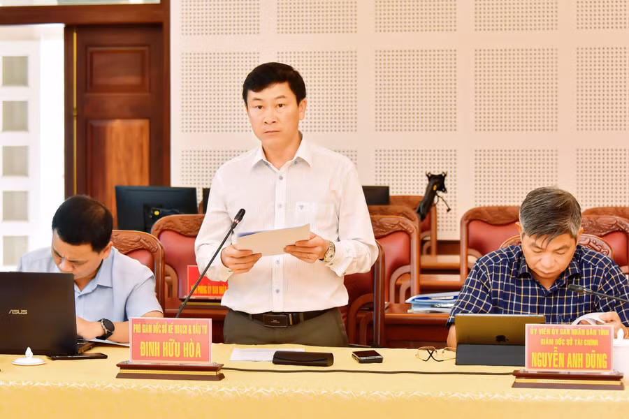 Ông Đinh Hữu Hòa-Phó Giám đốc Sở Kế hoạch-Đầu tư báo cáo tình hình phát triển kinh tế-xã hội 8 tháng đầu năm. Ảnh: Đức Thụy