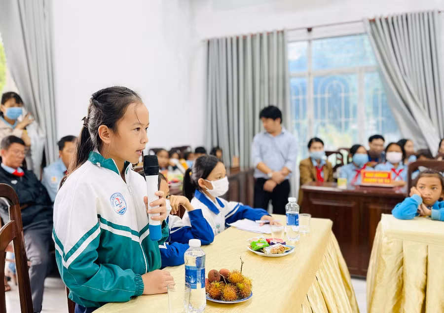 Các điều kiện phục vụ cho thiếu nhi vui chơi, giải trí, học tập được nhiều em quan tâm, đặt câu hỏi tại buổi đối thoại. Ảnh: Trần Dung