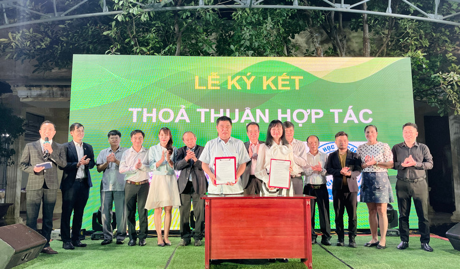 Lãnh đạo Sở Khoa học và Công nghệ Gia Lai ký kết thoả thuận hợp tác với Trưởng làng Design Thinking (Techfest Vietnam). Ảnh: Trần Dung