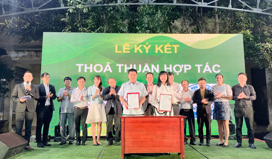 Lãnh đạo Sở Khoa học và Công nghệ Gia Lai ký kết thoả thuận hợp tác với Trưởng làng Design Thinking (Techfest Vietnam). Ảnh: Trần Dung