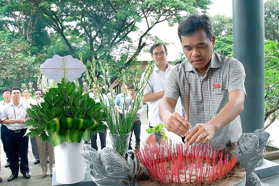 Bí thư tỉnh ủy Hồ Văn Niên cùng các đại biểu dâng hương tại Nhà bia tưởng niệm liệt sĩ xã Gào (TP. Pleiku). Ảnh: Đức Thụy Bí thư tỉnh ủy Hồ Văn Niên cùng các đại biểu dâng hương tại Nhà bia tưởng niệm liệt sĩ xã Gào (TP. Pleiku). Ảnh: Đức Thụy