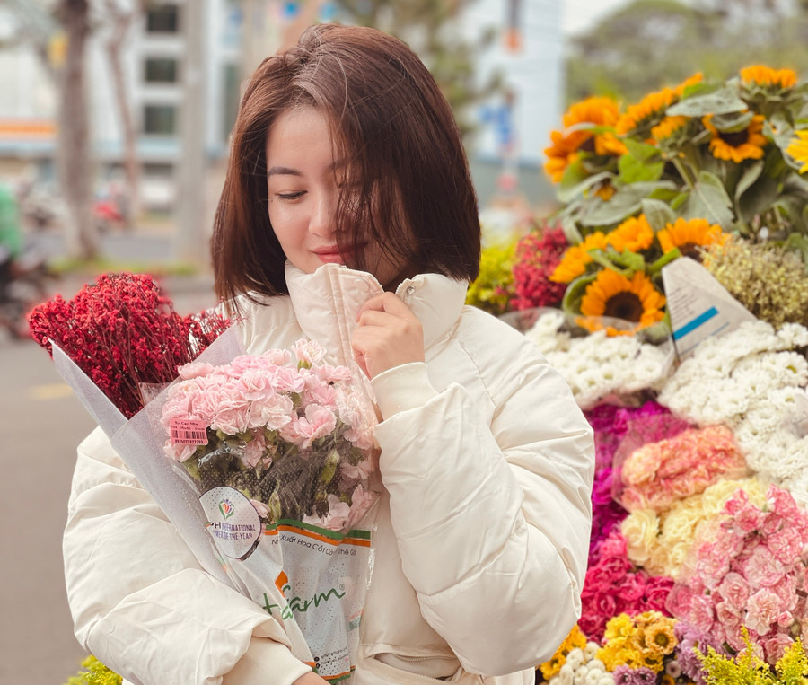 Sự xuất hiện của những chiếc xe chở hoa mang tông màu của mùa thu đã thu hút đông đảo giới trẻ ở phố núi Pleiku. Ảnh: Mai Ka Sự xuất hiện của những chiếc xe chở hoa mang tông màu của mùa thu đã thu hút đông đảo giới trẻ ở phố núi Pleiku. Ảnh: Mai Ka