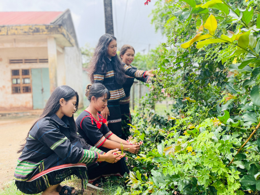 Phụ nữ xã Dun (huyện Chư Sê) chăm sóc con đường hoa. Ảnh: Mai Ka Phụ nữ xã Dun (huyện Chư Sê) chăm sóc con đường hoa. Ảnh: Mai Ka