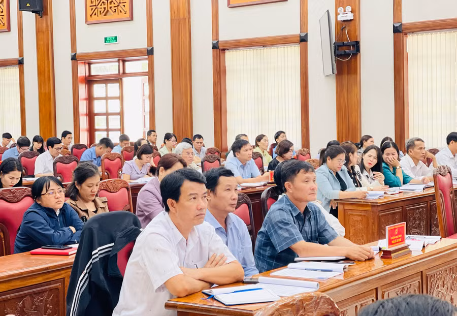 Các đại biểu lắng nghe báo cáo viên trình bày, trao đổi một số chuyên đề về kiến thức, kỹ năng hoạt động cho đại biểu HĐND các cấp. Ảnh: Trần Dung