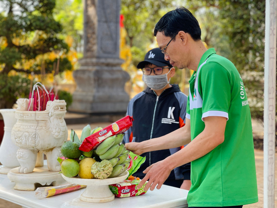 Nhiều gia đình đưa con cháu mình tới Đền thờ Quốc Tổ Hùng Vương ở Công viên văn hóa Đồng Xanh để giáo dục lòng biết ơn các vị Vua Hùng. Ảnh: Trần Dung Nhiều gia đình đưa con cháu mình tới Đền thờ Quốc Tổ Hùng Vương ở Công viên văn hóa Đồng Xanh để giáo dục lòng biết ơn các vị Vua Hùng. Ảnh: Trần Dung