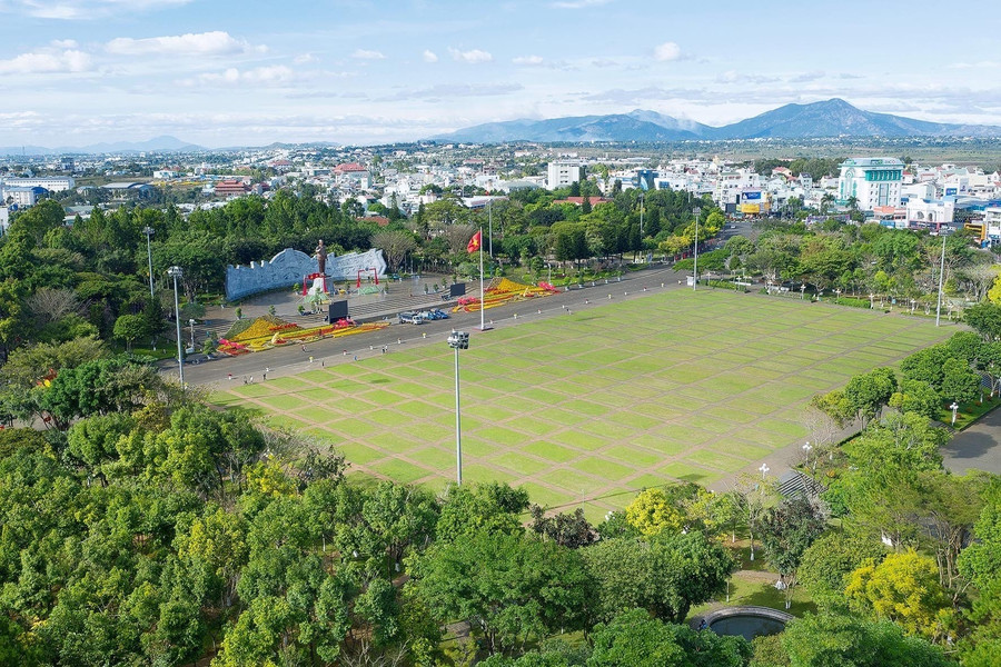 Pleiku lấy Quảng trường Đại Đoàn Kết làm trung tâm để xây dựng các không gian chức năng kết nối đô thị. Ảnh: Đức Thụy Pleiku lấy Quảng trường Đại Đoàn Kết làm trung tâm để xây dựng các không gian chức năng kết nối đô thị. Ảnh: Đức Thụy