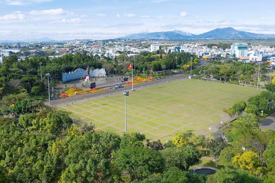 Pleiku lấy Quảng trường Đại Đoàn Kết làm trung tâm để xây dựng các không gian chức năng kết nối đô thị. Ảnh: Đức Thụy Pleiku lấy Quảng trường Đại Đoàn Kết làm trung tâm để xây dựng các không gian chức năng kết nối đô thị. Ảnh: Đức Thụy