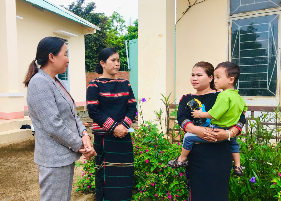 Tuyên truyền, vận động các hộ dân tộc thiểu số xây dựng nhà vệ sinh đạt chuẩn góp phần thực hiện tốt phong trào bảo vệ môi trường. Ảnh: Mai Ka