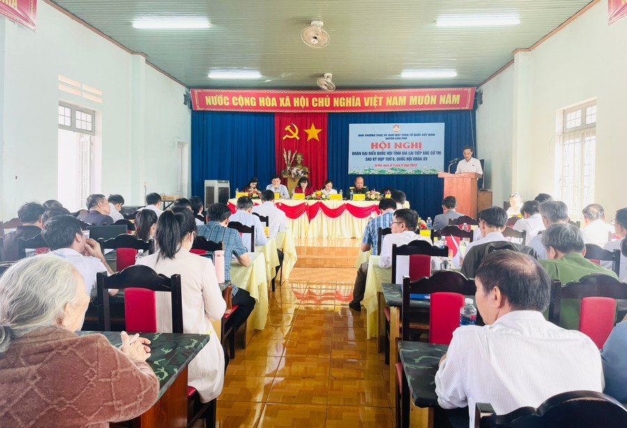 Quang cảnh buổi tiếp xúc cử tri tại UBND xã Ia Hrú (huyện Chư Pưh). Ảnh: Trần Dung