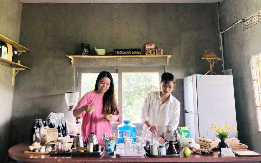 Các tình nguyện viên trải nghiệm pha chế cà phê tại nông trại. Ảnh: Mai Ka Các tình nguyện viên trải nghiệm pha chế cà phê tại nông trại. Ảnh: Mai Ka