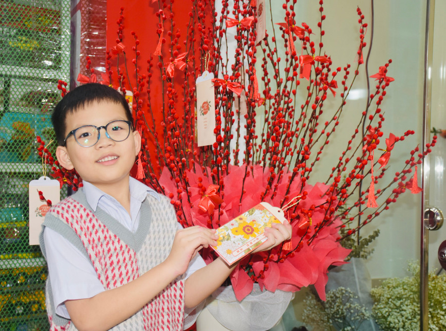 Với nhiều người, dịp Tết đến, xuân về trong nhà không thể thiếu những bình hoa tầm xuân để rước tài lộc, may mắn. Ảnh Mai Ka Với nhiều người, dịp Tết đến, xuân về trong nhà không thể thiếu những bình hoa tầm xuân để rước tài lộc, may mắn. Ảnh Mai Ka