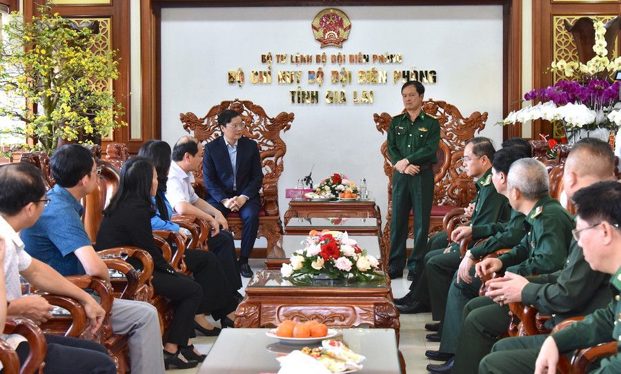 Đại tá Trần Tiến Hải-Chỉ huy trưởng Bộ Chỉ huy Bộ đội Biên phòng tỉnh cảm ơn sự quan tâm của các đồng chí lãnh đạo tỉnh và cá nhân Chủ tịch UBND tỉnh Trương Hải Long đến lực lượng Biên phòng. Ảnh: Đức Thụy Đại tá Trần Tiến Hải-Chỉ huy trưởng Bộ Chỉ huy Bộ đội Biên phòng tỉnh cảm ơn sự quan tâm của các đồng chí lãnh đạo tỉnh và cá nhân Chủ tịch UBND tỉnh Trương Hải Long đến lực lượng Biên phòng. Ảnh: Đức Thụy