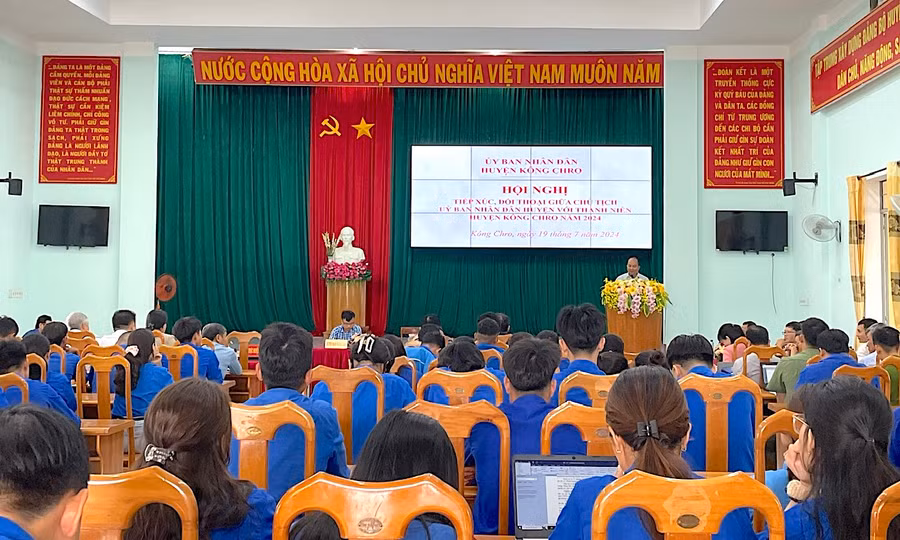 Quang cảnh hội nghị tiếp xúc, đối thoại giữa Chủ tịch UBND huyện Kông Chro với ĐVTN trên địa bàn. Ảnh: Phương Liên