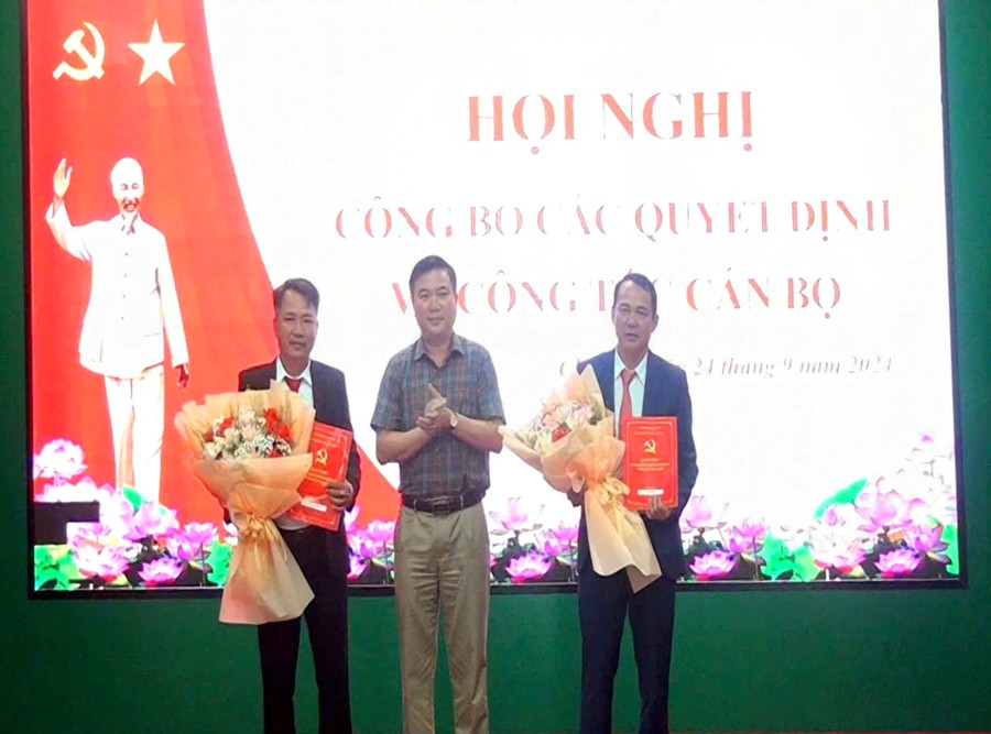 Bí thư Huyện ủy Chư Sê Lý Anh Sang (giữa) trao Quyết định của Ban Thường vụ Tỉnh ủy và tặng hoa chúc mừng 2 Ủy viên Ban Chấp hành Đảng bộ huyện Nguyễn Văn Đương (bìa trái) và Hà Đình Thủy. Ảnh: T.P Bí thư Huyện ủy Chư Sê Lý Anh Sang (giữa) trao Quyết định của Ban Thường vụ Tỉnh ủy và tặng hoa chúc mừng 2 Ủy viên Ban Chấp hành Đảng bộ huyện Nguyễn Văn Đương (bìa trái) và Hà Đình Thủy. Ảnh: T.P