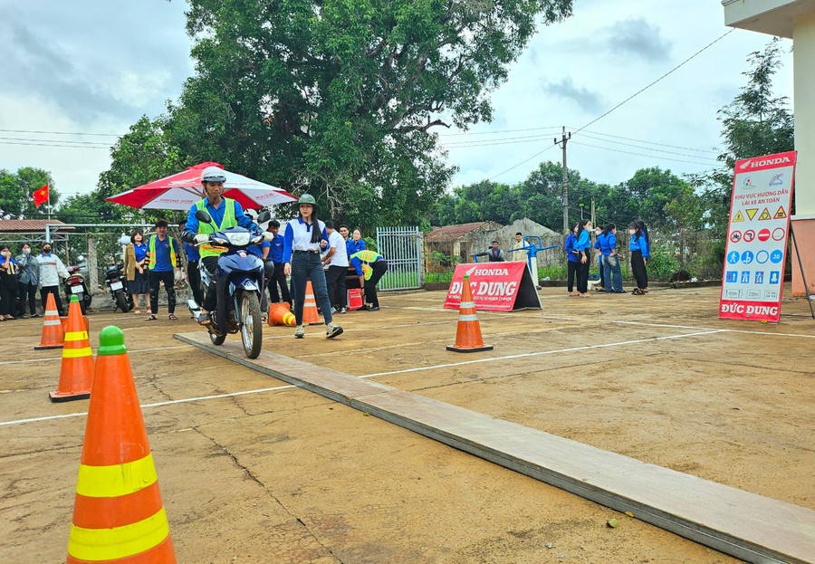 Đoàn viên, thanh niên tham gia thử thách lái xe thăng bằng trên ván hẹp tại chương trình. Ảnh: Mộc Trà Đoàn viên, thanh niên tham gia thử thách lái xe thăng bằng trên ván hẹp tại chương trình. Ảnh: Mộc Trà
