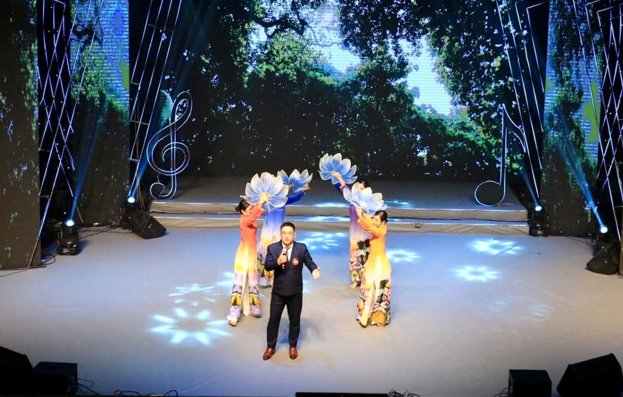 Thí sinh Võ Duy Nguyễn Cao Nguyên (Hội Nhà báo tỉnh Gia Lai) đạt giải Tiết mục ấn tượng tại cuộc thi với ca khúc "Hướng về Hà Nội". Ảnh: BTC Thí sinh Võ Duy Nguyễn Cao Nguyên (Hội Nhà báo tỉnh Gia Lai) đạt giải Tiết mục ấn tượng tại cuộc thi với ca khúc "Hướng về Hà Nội". Ảnh: BTC