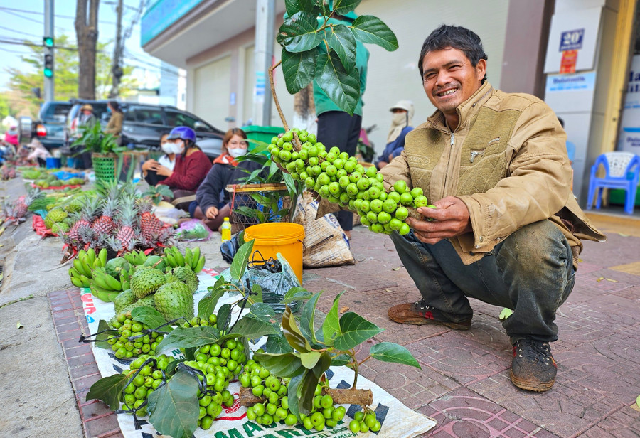 Với những người góp “lộc xuân” trên phố, đây vừa là niềm vui cũng vừa là động lực hướng đến một mùa xuân mới ấm cúng, đủ đầy. Ảnh: Mộc Trà