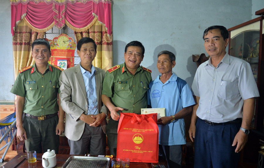 Đoàn đến thăm, tặng quà bệnh binh Rơ Châm Hăng (làng Ó Kly, xã Ia Tôr, huyện Chư Prông). Ảnh: L.A Đoàn đến thăm, tặng quà bệnh binh Rơ Châm Hăng (làng Ó Kly, xã Ia Tôr, huyện Chư Prông). Ảnh: L.A