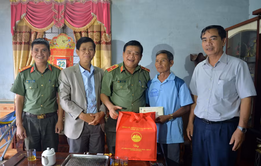 Đoàn đến thăm, tặng quà bệnh binh Rơ Châm Hăng (làng Ó Kly, xã Ia Tôr, huyện Chư Prông). Ảnh: L.A