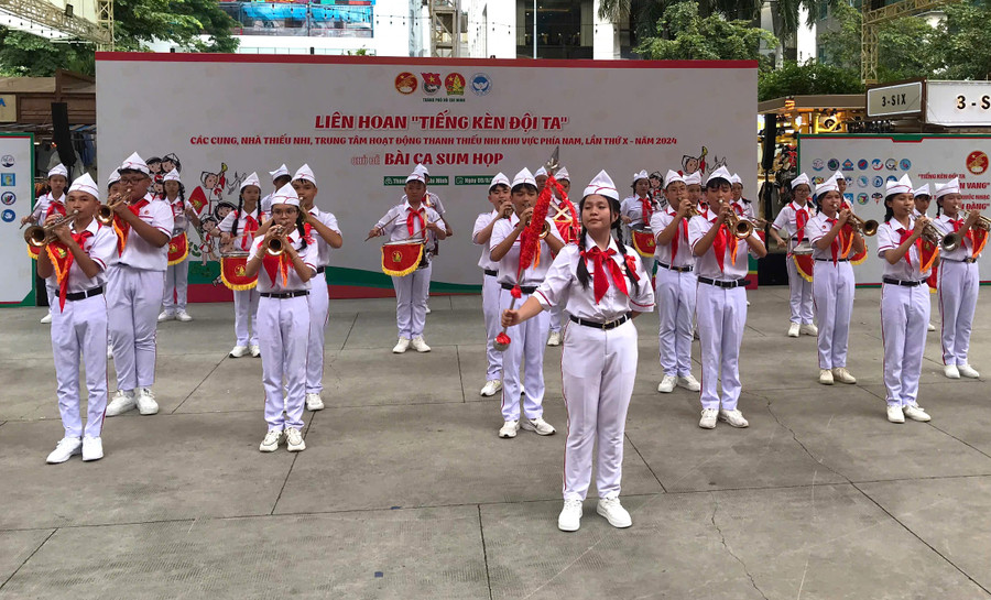 Tiết mục biểu diễn của Đội nghi lễ Trung tâm hoạt động Thanh thiếu nhi tỉnh Gia Lai tại Liên hoan "Tiếng kèn Đội ta" khu vực phía Nam. Ảnh: H.Đ.T Tiết mục biểu diễn của Đội nghi lễ Trung tâm hoạt động Thanh thiếu nhi tỉnh Gia Lai tại Liên hoan "Tiếng kèn Đội ta" khu vực phía Nam. Ảnh: H.Đ.T