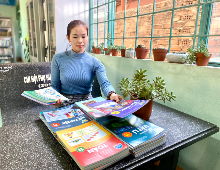 Các cơ sở giáo dục phổ thông phải sử dụng đúng SGK do cơ sở đề xuất lựa chọn từ năm học 2023-2024 trùng với danh mục SGK đã được UBND tỉnh phê duyệt. Ảnh: Mộc Trà Các cơ sở giáo dục phổ thông phải sử dụng đúng SGK do cơ sở đề xuất lựa chọn từ năm học 2023-2024 trùng với danh mục SGK đã được UBND tỉnh phê duyệt. Ảnh: Mộc Trà