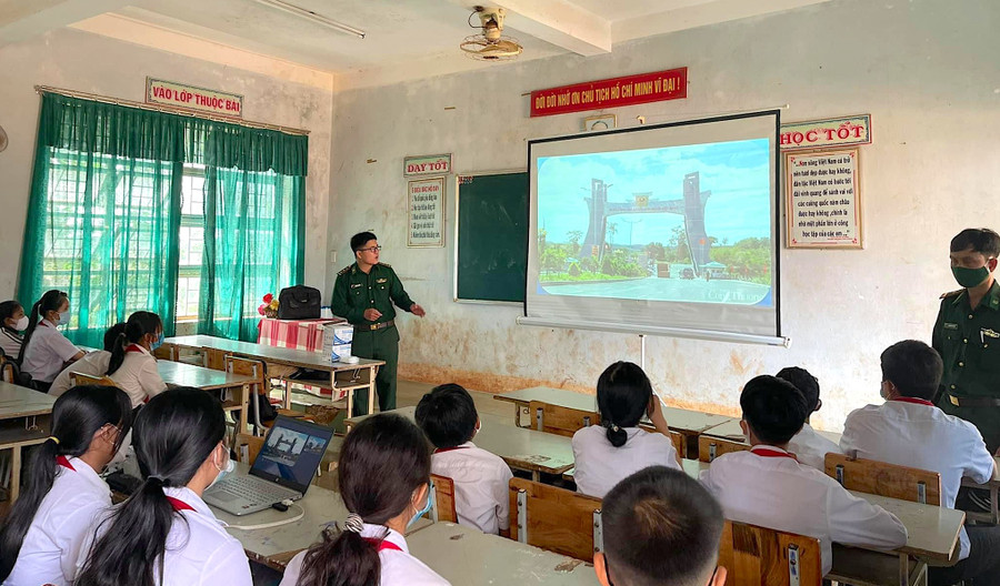 Trường THCS Phan Bội Châu (xã Ia Nan, huyện Đức Cơ, tỉnh Gia Lai) phối hợp với lực lượng bộ đội biên phòng tuyên truyền, giáo dục cho học sinh về chủ quyền, an ninh biên giới. Ảnh: M.T Trường THCS Phan Bội Châu (xã Ia Nan, huyện Đức Cơ, tỉnh Gia Lai) phối hợp với lực lượng bộ đội biên phòng tuyên truyền, giáo dục cho học sinh về chủ quyền, an ninh biên giới. Ảnh: M.T