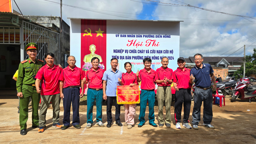 Ban Tổ chức trao giải nhất cho đội thi tổ dân phố 5. Ảnh: B.B Ban Tổ chức trao giải nhất cho đội thi tổ dân phố 5. Ảnh: B.B