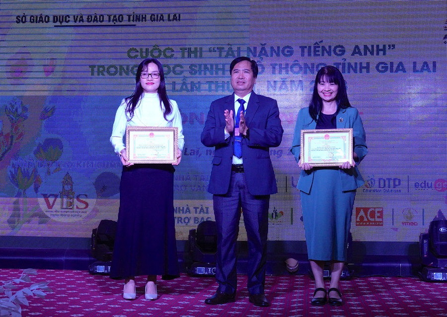 Đơn vị Phòng GD-ĐT TP. Pleiku (bìa trái) và Trường THPT chuyên Hùng Vương đã xuất sắc dẫn đầu ở giải tập thể. Ảnh: Mộc Trà Đơn vị Phòng GD-ĐT TP. Pleiku (bìa trái) và Trường THPT chuyên Hùng Vương đã xuất sắc dẫn đầu ở giải tập thể. Ảnh: Mộc Trà