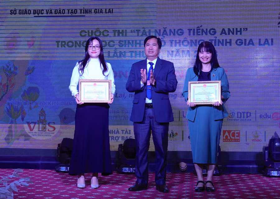 Đơn vị Phòng GD-ĐT TP. Pleiku (bìa trái) và Trường THPT chuyên Hùng Vương đã xuất sắc dẫn đầu ở giải tập thể. Ảnh: Mộc Trà