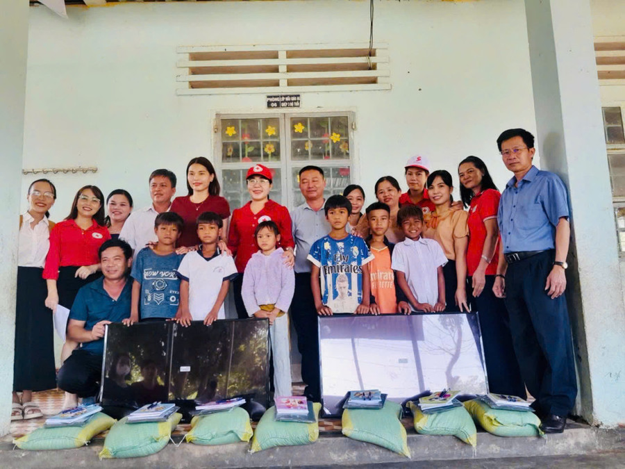 Đoàn tặng ti vi cho Trường Tiểu học Kông Lơng Khơng (xã Kông Lơng Khơng, huyện Kbang). Ảnh: Thúy An Đoàn tặng ti vi cho Trường Tiểu học Kông Lơng Khơng (xã Kông Lơng Khơng, huyện Kbang). Ảnh: Thúy An